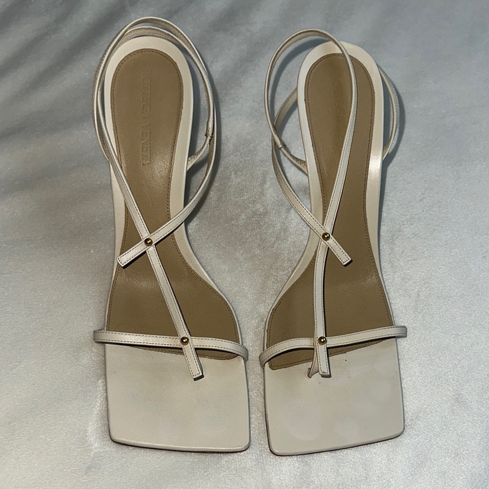 Elegant BOTTEGA VENETA Cream/Off White Strappy Sandals